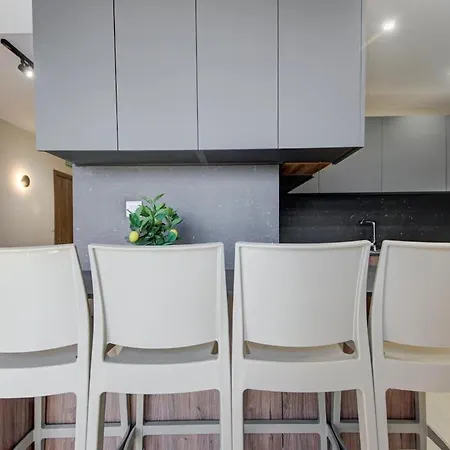 2br Apt, 2 Ensuite Baths, Sea Views, 3 Min To 公寓 *