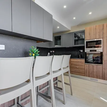 公寓 2br Apt, 2 Ensuite Baths, Sea Views, 3 Min To