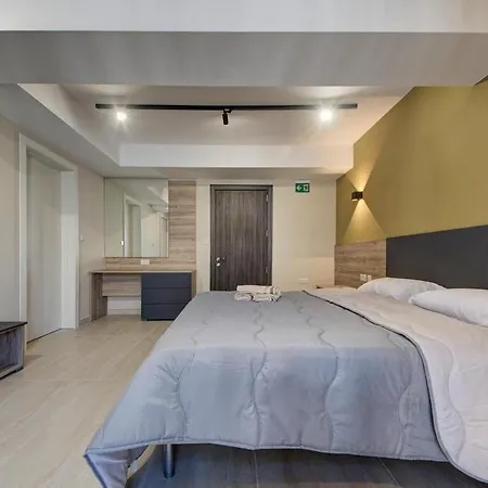 2br Apt, 2 Ensuite Baths, Sea Views, 3 Min To *