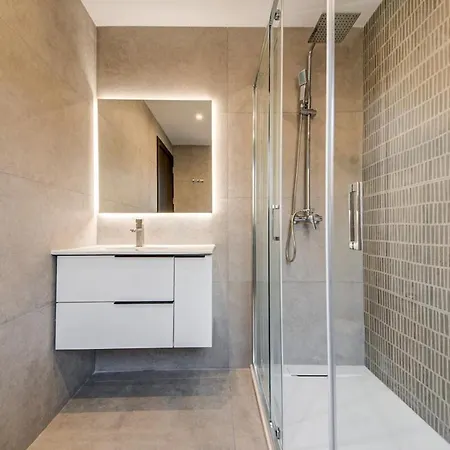 2br Apt, 2 Ensuite Baths, Sea Views, 3 Min To