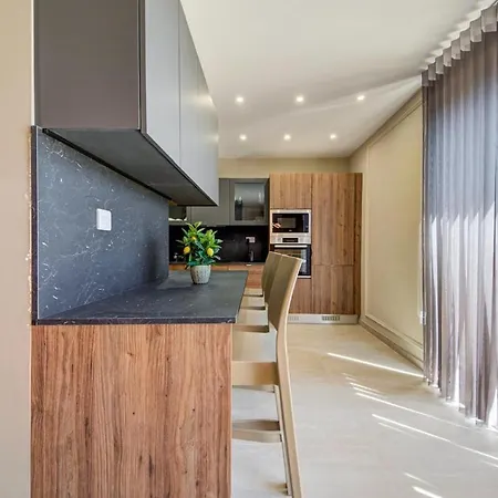 2br Apt, 2 Ensuite Baths, Sea Views, 3 Min To