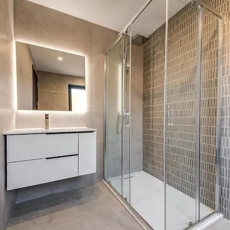 2br Apt, 2 Ensuite Baths, Sea Views, 3 Min To 公寓