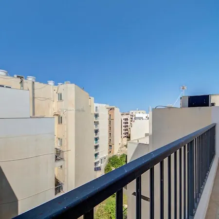 2br Apt, 2 Ensuite Baths, Sea Views, 3 Min To *